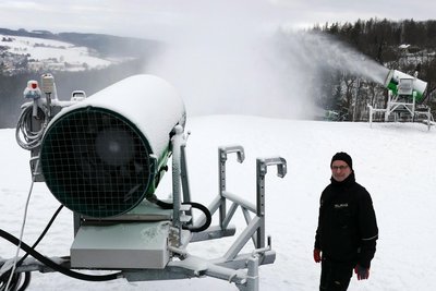 Auf Rost's Wiesen in Augustusburg laufen die Schneekanonen von Betreiber Jörg Hammer seit dem Wochenende.