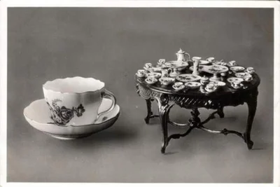 Das kleinste Porzellanservice der Welt – im Vergleich dazu eine normale Kaffeetasse.