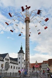 Hoch über dem Obermarkt: Den besten Überblick haben Besucher am Wochenende auf dem Karussell.