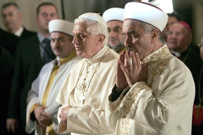  30.11.2006, Türkei, Istanbul: Der damalige Papst Benedikt XVI (M) besucht am die Blaue Moschee. 