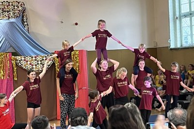 Eine Akrobatik-Nummer wie diese Pyramide gehört zu jeder Vorstellung. Hier trainieren die Kinder Motorik und Balance, und es geht um Teamgeist.