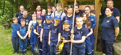 Mitglieder der Thumer Jugendfeuerwehr während ihres Umweltdiensts. Mit dabei: Jugendwartin Bianca Göthel (rechts).