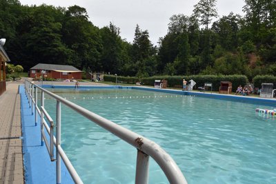 Am Naturbad Falkenau lag die Temperatur am Montag schon bei21 Grad. Zahlreiche Bäume spenden Schatten. 