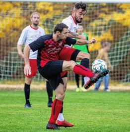 Viele rassige Zweikämpfe, wie hier zwischen Rotschaus Oliver Tröger (vorn) und Fortunas Christoph Zeuner, sahen die Zuschauer in Plauen. Am Ende gewann Rotschau glücklich, aber nicht unverdient mit 3:2.