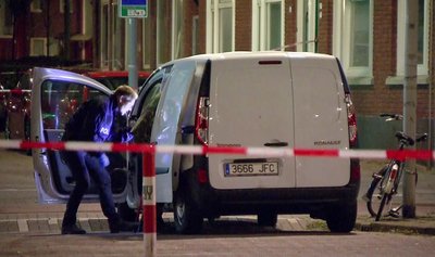 Polizisten, die am Mittwoch in Rotterdam, Niederlande, einen Kleinlaster untersuchen. Nach einer Terrorwarnung der spanischen Behörden ist in Rotterdam ein Popkonzert abgesagt worden. In der Nähe des Veranstaltungsortes sei ein Kleinlaster mit verdächtigen Gasflaschen entdeckt worden, teilte Bürgermeister Ahmed Aboutaleb bei einer Pressekonferenz mit.