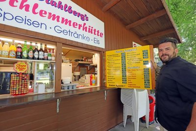 Am Erzenglerbad Brand-Erbisdorf bietet Imbissbetreiber Martin Sorge Eis und Getränke zur Abkühlung. Im Badareal stehen viele Bäume.