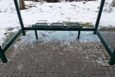 So wie hier Ende 2023 in Kühnhaide wurden auch in Gornsdorf Bushäuschen beschädigt.