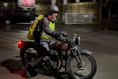 Matthias Hartmann aus Dippoldiswalde ist zum Vortrag mit seinem Schüttoff-Motorrad gekommen. Es ist ein Erbstück seines Vaters. Er pflegt die Maschine im Originalzustand und nutzt sie gerne für Ausfahrten.
