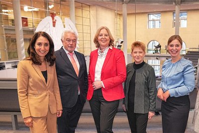 Bundstagspräsidentin Bärbel Bas (SPD, 3.v.l.) und Aydan Zoguz (Linke/links), Wolfgang Kubicki (FDP), Petra Pau (Linke, 2.v.r.) und Yvonne Magwas sowie Katrin Göring-Eckardt (fehlt) kommen ins Vogtland.