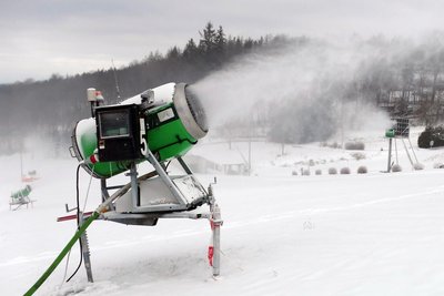 Während die Schneekanonen in Augustusburg schon laufen, sollen sie in Falkenau am Dienstagabend eingeschaltet werden.