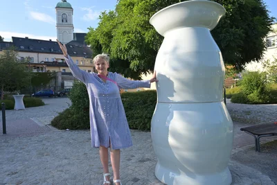Künstlerin Uli Aigner hat in Lößnitz im Rahmen des Purple Path zwei Objekte aus Porzellan aufgestellt, die sich in ihre „One Million Items“ einreihen.