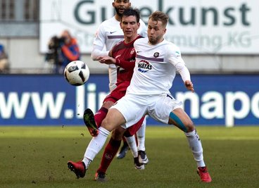 Kaiserslauterns Christoph Moritz und der Aues Pascal Köpke (rechts) kämpfen um den Ball.