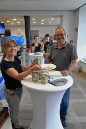 Volker Didzioneit, Jonas und Claudia Pratsch (v.r.n.l.) kosten Honig bei Gabriele Jordan im Freie-Presse-Shop.