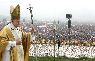 21.08.2005, Nordrhein-Westfalen, Köln: Der damalige Papst Benedikt XVI. kommt zur Abschlussmesse beim Weltjugendtag auf dem Marienfeld in Kerpen bei Köln.