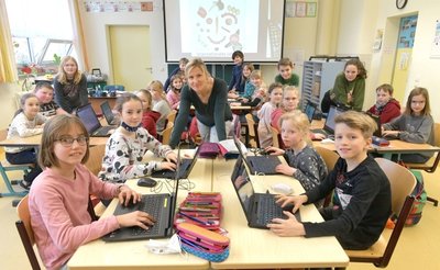 Klassenlehrerin Susan Vergöhl setzt die Laptops und die interaktive Tafel in der Klasse 4a der Grundschule Oberschöna auch im Deutschunterricht ein. Hier wird gerade ein Steckbrief erarbeitet. An der Grundschule lernen momentan 141 Schüler in 8 Klassen. 