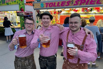 Viele Besucher kamen in bayerischer Tracht, wie diese drei jungen Männer aus Kemtau, Einsiedel und Eibenberg.