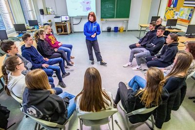 Französin Laurie Virtel besuchte mit dem France-Mobil das BSZ in Schneeberg. 