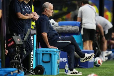 Uruguay Nationaltrainer Marcelo Bielsa verfolgte das Spiel meist auf einer Kühlbox sitzend.