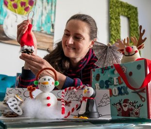 Mitarbeiterin Astrid Fuhse mit einer verbesserten Bossel-Boxx - einer speziell für Kinder entwickelten Bastelbox.