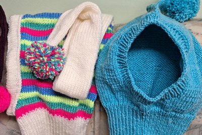 Auch selbstgestrickte Mützen der Kreativen Wollmäuse aus Leubsdorf wurden in der Tombola verlost.