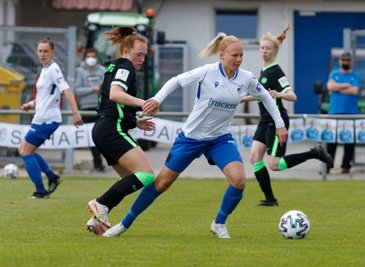Annalena Breitenbach (vorn rechts) gewinnt den Zweikampf gegen Lisanne Gräwe vom VfL Wolfsburg II. 