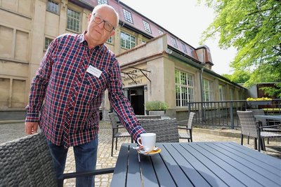 Ab Sonntag wird Andreas Neumann in der Tuchfabrik nicht nur Eintrittskarten verkaufen, sondern auch Kaffee servieren. 