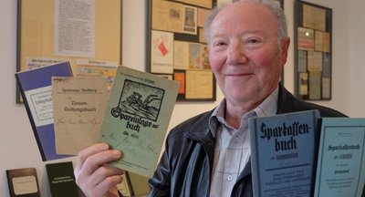 Spar-, Einlage- und Zinsquittungsbücher sind ein zentraler Teil der von Günter Gränitz zusammengestellten Ausstellung "Sparen", die in der Heimatstube Leukersdorf gezeigt wird. 