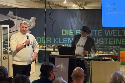Tino Räppel und Gerold Trautner (v. l.) sind die Autoren des Buches über die Firma Schüttoff und ihre Motorräder. Die zahlreichen Besucher erfuhren von den beiden viele interessante Details zu der Marke.