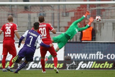 Da war kein Kraut gewachsen: Bashkim Renneke (Nummer 7) zirkelte das Leder aus knapp 30 Metern ins rechte Dreiangel.