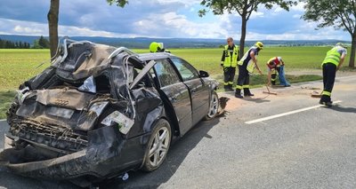 Ein 28-Jähriger wurde am Mittwochmittag bei einem Unfall auf der altenB 173 nahe Thoßfell schwer verletzt.