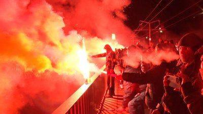 Dynamo-Fans feiern am Elbufer den Geburtstag ihres Vereins.