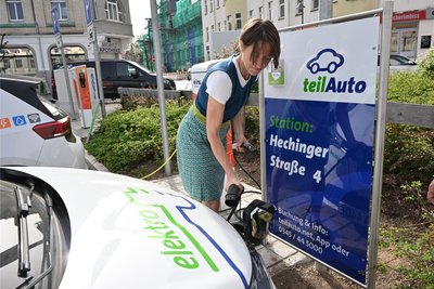Auch in Limbach-Oberfrohna gibt es eine Carsharing-Station. Antje Böttcher betankt eines der E-Autos.