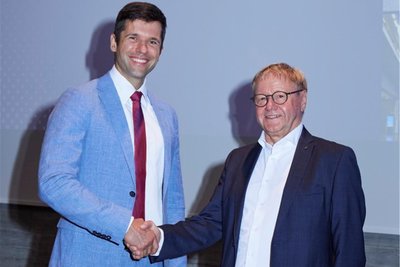 Udo Bechtloff (rechts) übergibt die Präsidentschaft des Industrievereins Sachsen an seinen Nachfolger Martin Dix.