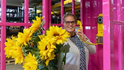 Eileen Schroth, Geschäftsführerin der Rochlitzer World of Mall, testet eine Dekoration, die demnächst in Chemnitz zu sehen sein wird. 