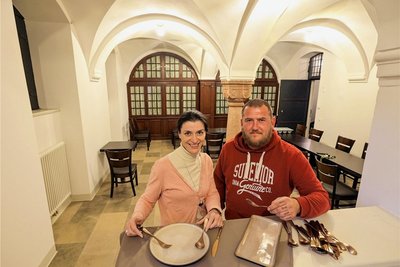 Ina Klemm und Nico Nüßner zeigen das Geschirr und das Besteck des künftigen "Lory 1880".