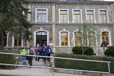 Vier Klassen, nur noch 80 Schüler – das ist die Grundschule in Kleinolbersdorf am Chemnitzer Stadtrand. Der Sanierungsbedarf ist hoch.