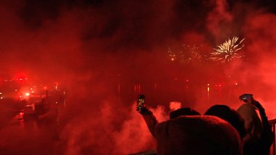 Gefeiert wurde mit Pyro und Feuerwerk.