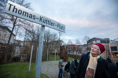 Brigitte Küttler, Witwe von Wendeheld Thomas Küttler, bei der Einweihung eines Platzes in Plauen mit dessen Namen.