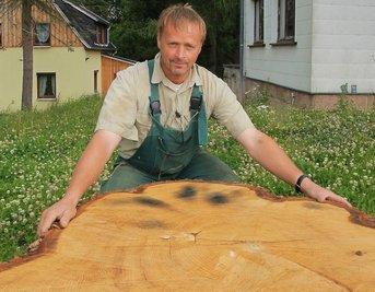 Nur noch ein Stumpf ist übrig. Jörg Richter von der Grünen Aktion Westerzgebirge an den Resten einer stattlichen Stieleiche, die auf dem Areal Waldhausen in Eibenstock der Säge zum Opfer fiel.