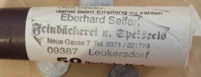 Diese Geldrolle einer Bäckerei wird in der Quartalsausstellung zum Thema "Sparen" gezeigt.