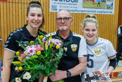 Paula Rohleder (links), Lutz Gushurst, Ulrike Buchheim (rechts) und Gunar Rus (nicht auf dem Bild) wurden vom SV 04 Oberlosa feierlich verabschiedet.