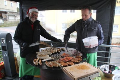 Manfred Haustein und Dirk Fröhlich (von links) als Grillmeister beim Leubsdofer Adventsmarkt.