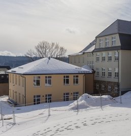 Unübersehbar schmiegt sich der neue Anbau hinten an das große Oberschulgebäude. Er ist größer als der alte und vor allem zeitgemäßer.