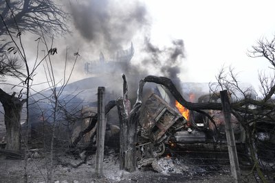 Beschädigte Radaranlagen und andere Ausrüstung sind in einer ukrainischen Militäreinrichtung außerhalb der Stadt zu sehen. Russische Truppen haben ihren erwarteten Angriff auf die Ukraine gestartet.