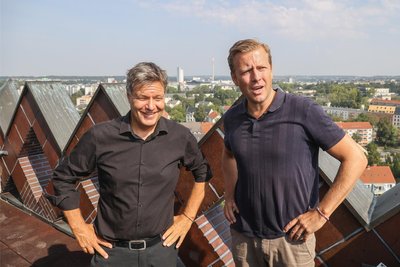 Vizekanzler Robert Habeck über den Dächern von Chemnitz. Auf dem Uhrturm lässt er sich von Tobias Fischer (MIB Wirkbau) die Stadt im Schnelldurchlauf zeigen.