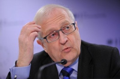 Eigentlich gilt Rainer Brüderle als politisches Schwergewicht der FDP im Bundeskabinett, doch mit seinen Äußerungen zum Atom-Moratorium hat der Wirtschaftsminister der Koalition einen echten Bärendienst erwiesen.
