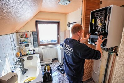Was genau ab wann gelten soll, ist noch immer umstritten: Die Pläne der Bundesregierung treiben auch deshalb Eigentümern von Immobilien mit Heizungssanierungsbedarf die Sorgenfalten auf die Stirn. 