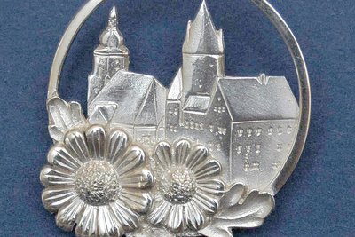 Die Ehrennadel zeigt die Schwarzenberger Wahrzeichen Schloss und Kirche sowie das Schwarzenberger Edelweiß.