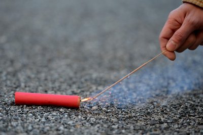 Mit einem Böller beschädigten Unbekannte einen Verteilerkasten.