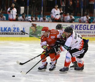 Christoph Kabitzky (l.) wechselt zu den Selber Wölfen.